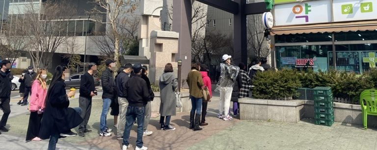 The line in front of the pharmacy to buy a mask.