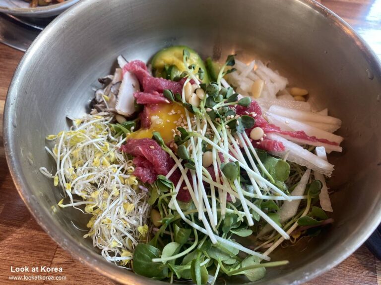 Yukhoe bibimbap is a Korean food that I really want to recommend. Yukhoe bibimbap, as shown in the words, is mixed rice with yukhoe. Yukhoe, various vegetables, rice and sauce. These are the ingredients. You can add the amount of sauce to suit your taste. An explanation of yukhoe can be found in the article below.