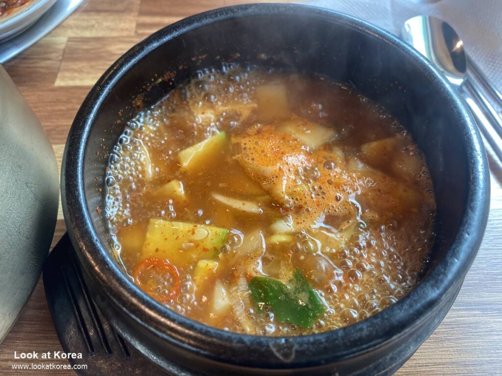 Yukhoe bibimbap is a Korean food that I really want to recommend. Yukhoe bibimbap, as shown in the words, is mixed rice with yukhoe. Yukhoe, various vegetables, rice and sauce. These are the ingredients. You can add the amount of sauce to suit your taste. An explanation of yukhoe can be found in the article below.