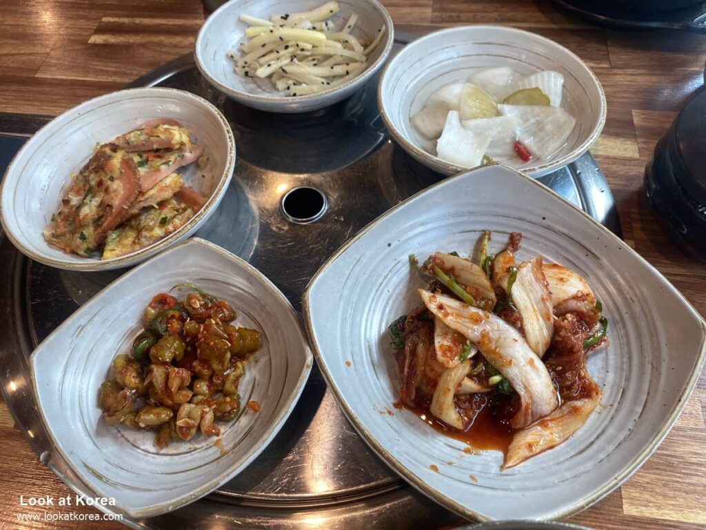 Yukhoe bibimbap is a Korean food that I really want to recommend. Yukhoe bibimbap, as shown in the words, is mixed rice with yukhoe. Yukhoe, various vegetables, rice and sauce. These are the ingredients. You can add the amount of sauce to suit your taste. An explanation of yukhoe can be found in the article below.