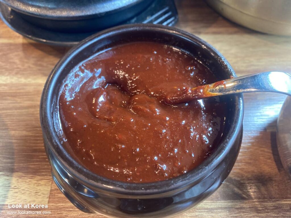 Yukhoe bibimbap is a Korean food that I really want to recommend. Yukhoe bibimbap, as shown in the words, is mixed rice with yukhoe. Yukhoe, various vegetables, rice and sauce. These are the ingredients. You can add the amount of sauce to suit your taste. An explanation of yukhoe can be found in the article below.