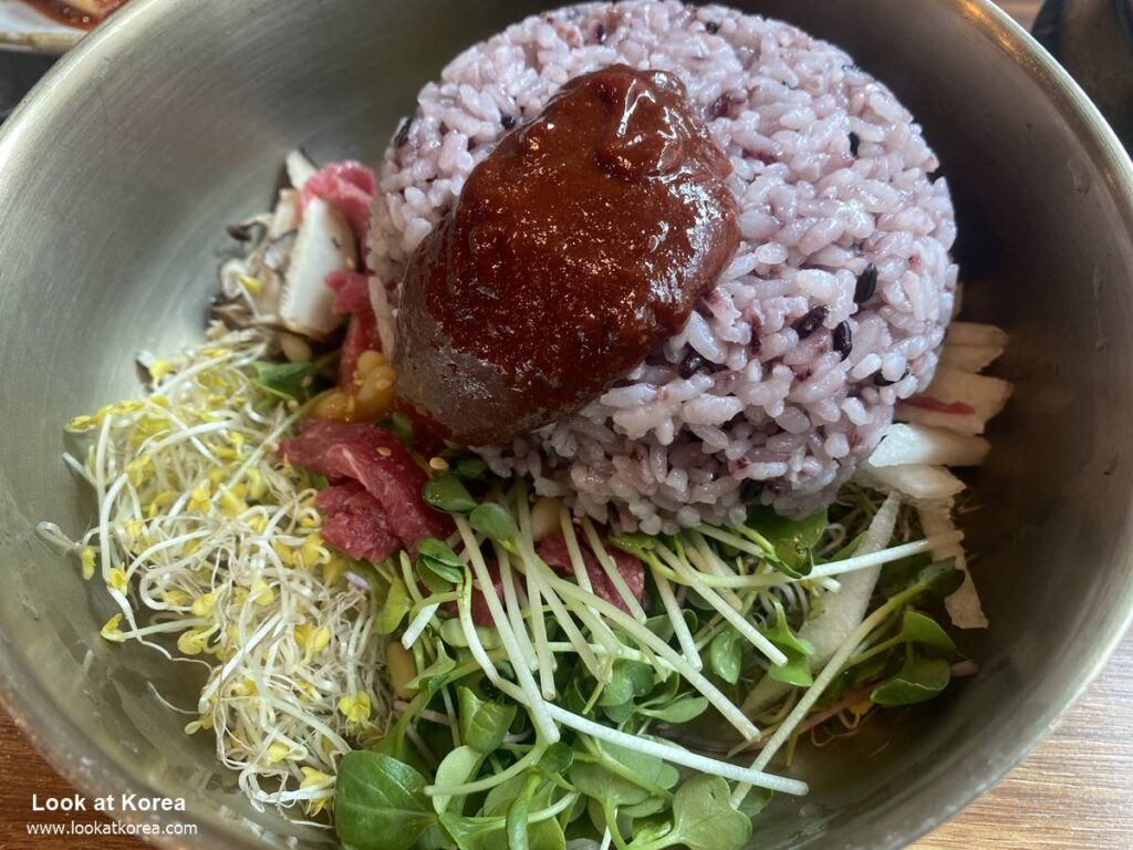 Yukhoe bibimbap is a Korean food that I really want to recommend. Yukhoe bibimbap, as shown in the words, is mixed rice with yukhoe. Yukhoe, various vegetables, rice and sauce. These are the ingredients. You can add the amount of sauce to suit your taste. An explanation of yukhoe can be found in the article below.