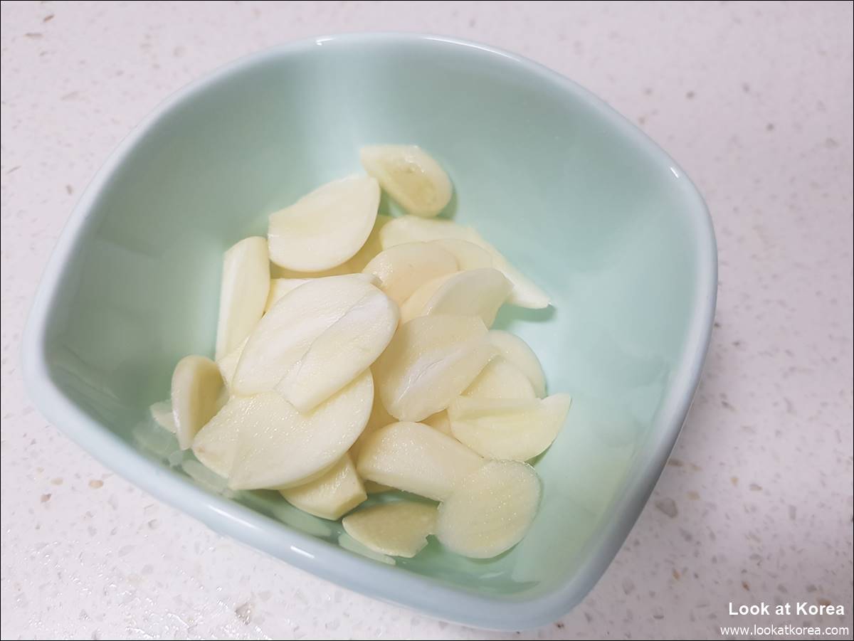 Sliced raw garlic