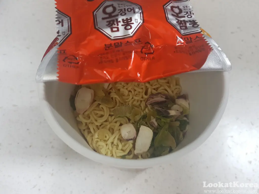 Nongshim Squid Champong (Ojing-eo Champong)
